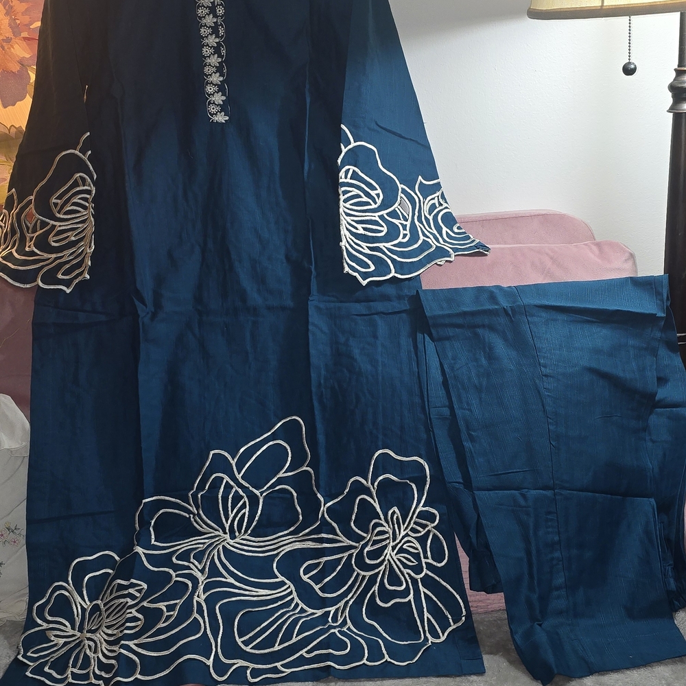 Elegant Blue and White Embroidered Dress - Picture 5 of 6